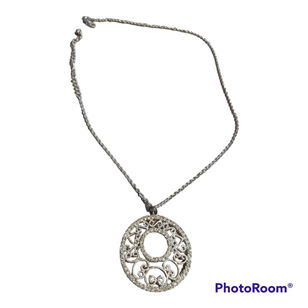 Silver Tone Pendant necklace